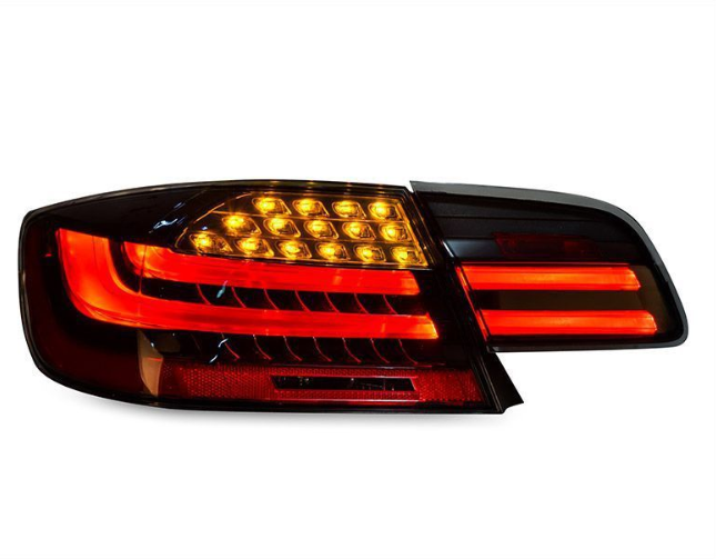 Conjunto de Lanterna Traseira para BMW Série 3 E92 (330, 335, M3) - Versão Americana com Pisca Dinâmico